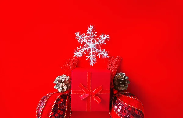 Dekoracyjny biały śnieżynka, czerwone pudełko, Złote stożki i sh — Zdjęcie stockowe