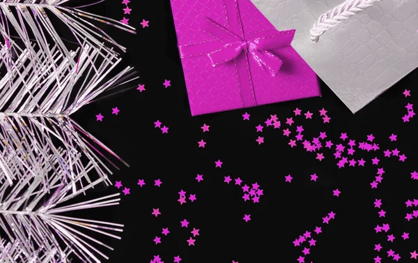 Růžová dárková krabice v nákupní tašce na černém pozadí. Vánoce — Stock fotografie