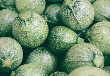 Marketteki yuvarlak ilikler yakın plan. Organik ürün uygun