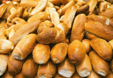 Markette taze pişmiş ekmek. Gıda arka plan kavramı