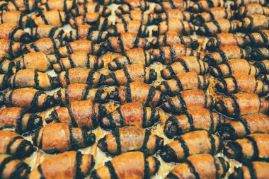 Tepside haşlanmış haşhaşlı kruvasan. Yiyecek servisi.