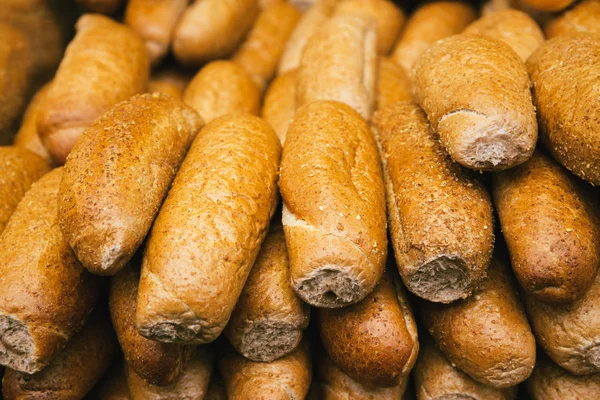 Pan recién horneado en el primer plano del mercado. Concepto de fondo alimenticio — Foto de Stock