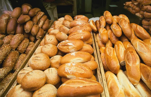 Pan recién horneado en el primer plano del mercado. Concepto de fondo alimenticio — Foto de Stock