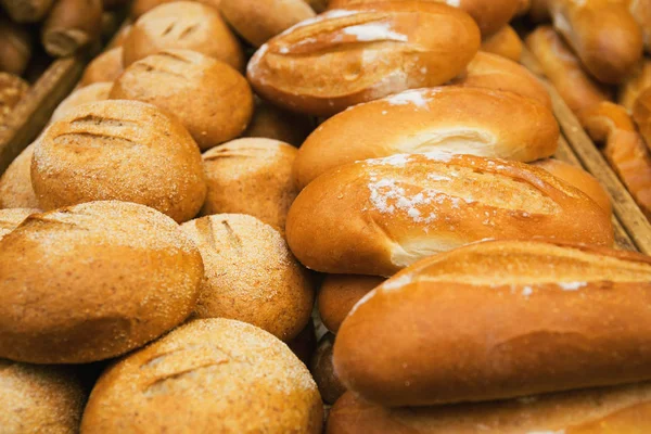 Pan recién horneado en el primer plano del mercado. Concepto de fondo alimenticio — Foto de Stock