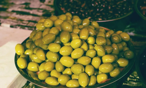 Оливки в мисках на рынке на продажу. Традиционная средиземноморская — стоковое фото