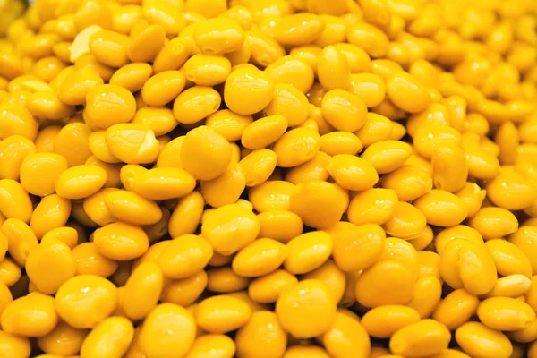 Gotowane żółte lupinus albus fasoli na rynku. Jedzenie na wynos. Orzechy — Zdjęcie stockowe