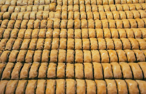 Markette Doğu tatlıları (baklava). Yiyecek konsepti.