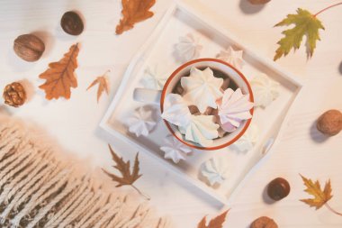 Bir fincan kremalı sonbahar kompozisyonu, sarı yapraklar, göğüs.