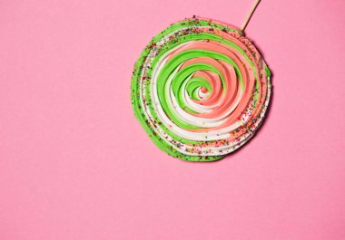 Renkli arka planda renkli kremalı pasta. Şenlikli ve p