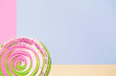 Renkli arka planda renkli kremalı pasta. Şenlikli ve p