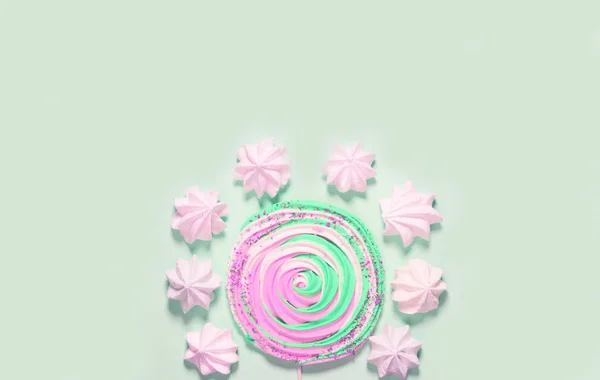 Kleurrijke meringues op pastelachtergrond. Feest- en partijcongres — Stockfoto