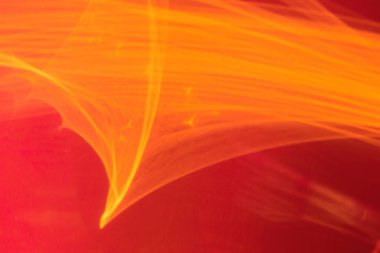 Duvardaki neon ışığın soyut parlak renkli arkaplanı.