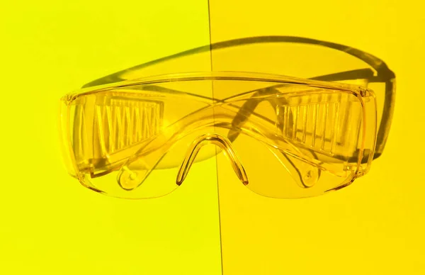 黄色の背景に透明な着色されたメガネを閉じます 創造的なモノクロレイアウト ファッションコンセプト — ストック写真