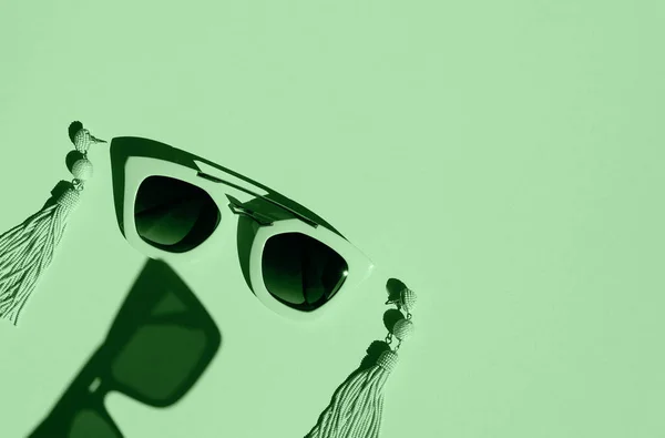 Komposition Aus Accessoires Für Frauen Sonnenbrille Und Ohrringe Auf Pastellgrünem — Stockfoto