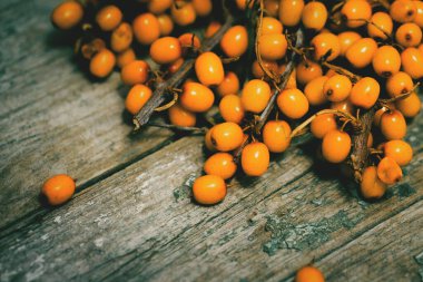 Dikenli deniz. Tahta masada taze olgun meyveler. Sağlıklı beslenme konsepti. Vejetaryen ve vejetaryenler için uygun yiyecekler. Üst görünüm