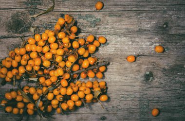 Dikenli deniz. Tahta masada taze olgun meyveler. Sağlıklı beslenme konsepti. Vejetaryen ve vejetaryenler için uygun yiyecekler. Üst görünüm