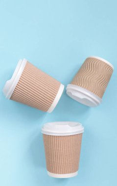 Pastel arka plana koymak için bir fincan kağıt kahve. Düz yatıyordu.