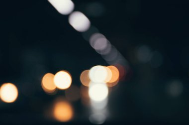 Geceleri renkli şehir ışıklarının odaklanmış arka planının soyutlanması. Bulanık arkaplan