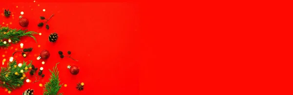 Kreatywna Kompozycja Zimowa Szyszkami Sosnowymi Jodłą Kulkami Czerwonym Tle Widok — Zdjęcie stockowe