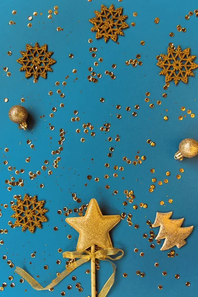 Різдвяна Композиція Декоративною Золотою Зіркою Ялинкою Кульками Сніжинками Синьому Фоні — стокове фото