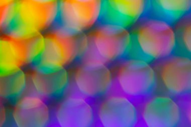 Renkli holografik bulanık dokudan oluşan soyut bir arkaplan. Çok renkli antika bir tasarım. Bulanık yanardöner etkisi