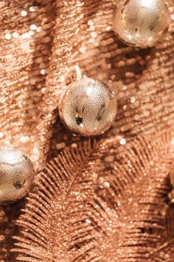 Dekoratif xmas süslerinden ve parlak arkaplanda yapraklardan oluşan şenlikli bir kompozisyon. Noel ve yeni yıl kutlaması ve parti konsepti. Üst görünüm