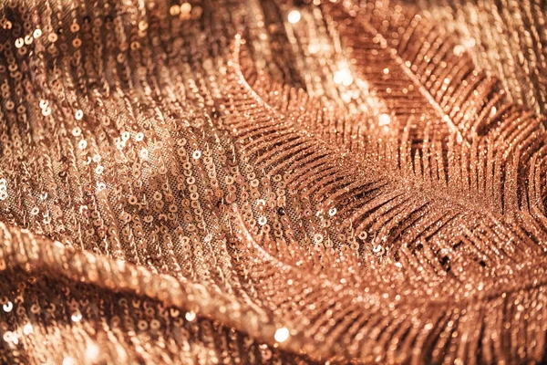 Parlak arka planda altın dekoratif dallar ve pullar. Tatil arkaplanı. Kutlama ve parti konsepti.