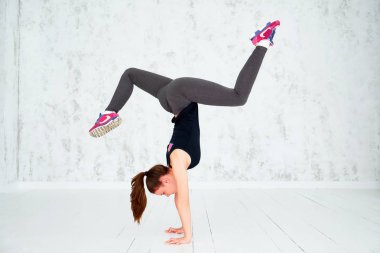 Önce eğitim ısınıyor. Genç güzel genç kadın spor giyim germe yapıyor. Fitness, spor, eğitim ve insan kavramı.