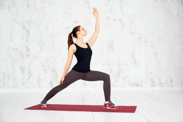 Kadın Pratik Yoga Gelişmiş Bir Dizi Yoga Poses — Stok fotoğraf