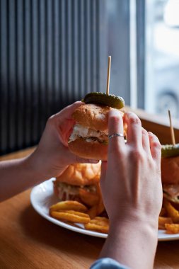 Ev yapımı Hamburger gevrek patates kızartması ile servis