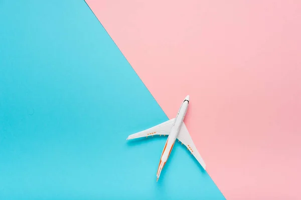 在时髦的颜色背景上的飞机的顶部视图。明亮的夏日色彩。旅游理念. — 图库照片