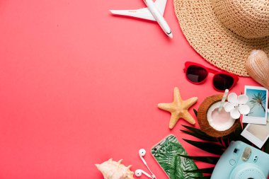 Seyahat Aksesuarları moda pembe bir arka plan üzerinde. Yaz parlak renk. Üstten görünüm.