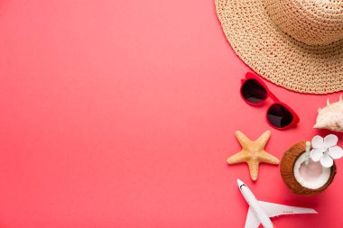 Seyahat Aksesuarları moda pembe bir arka plan üzerinde. Yaz parlak renk. Üstten görünüm.