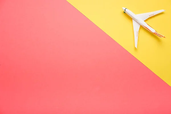 Vista superior de um avião no fundo de cor da moda. Cor de verão brilhante. Conceito de viagem . — Fotografia de Stock