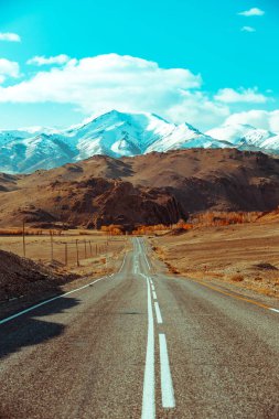 Güzel boş dağ yolu ile manzara. Arka plan seyahat. Dağların üst.