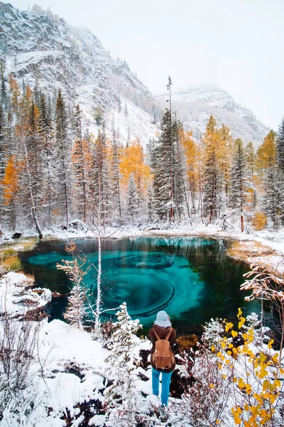 秋の森の中の幻想的な青い間欠泉湖。ロシアのアルタイ. — ストック写真