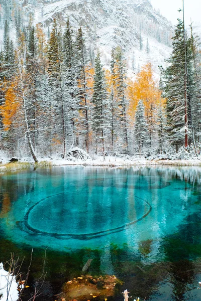 Fantastisch blauw geiser meer in het herfstbos. Altai, Rusland. — Stockfoto