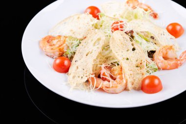 Karides, salata yaprağı, kiraz domates ve parmesan peyniri ile deniz ürünleri salatası.
