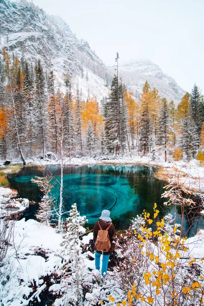 秋の森の中の幻想的な青い間欠泉湖。ロシアのアルタイ. — ストック写真