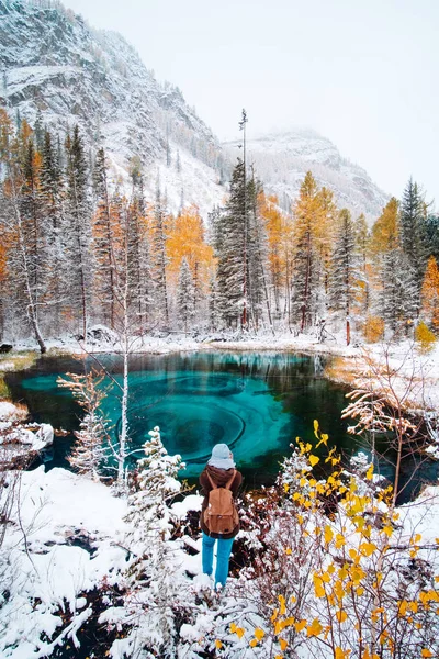 Fantastico lago geyser blu nella foresta autunnale. Altai, Russia. — Foto Stock