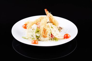 Karides, salata yaprağı, kiraz domates ve parmesan peyniri ile deniz ürünleri salatası.