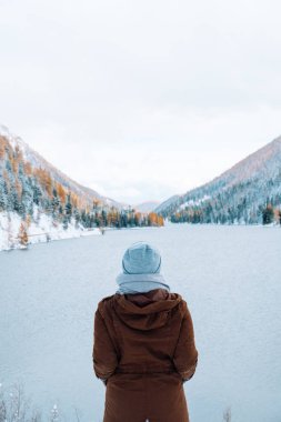Göl ile kış manzara. Güzel manzara. Kar ile kaplı dağları.