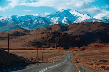 Güzel boş dağ yolu ile manzara. Arka plan seyahat. Dağların üst.