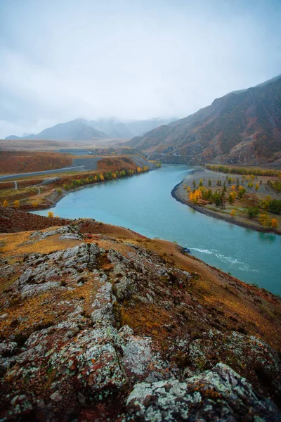 Fluss in den Bergen bei bewölktem Wetter. Ort des Zusammenflusses der Flüsse Katun und Chuya im Altai-Gebirge. Sibirien, Russland. — Stockfoto