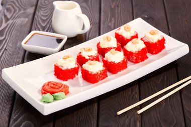 Suşi bir tabağa yemek çubukları ve soya sosu ile alır. Japonya mutfağı.