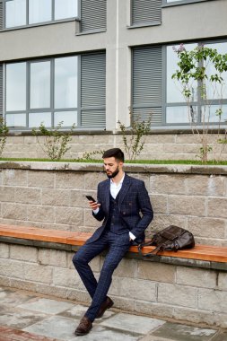 Genç işadamı onun cep telefonu açık havada kontrol