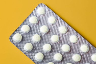 Hapları arka plan. Çeşitli ilaç tablet ve hapları farklı renkleri çeşitli. Sağlık. Kopya alanı.