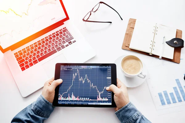 Yatırımcı borsa tablet değişikliği izliyor. Cryptocurrency ticaret platformu.