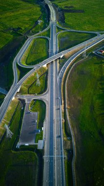 Bir gün batımı saat havadan görünümü otoyol kavşağı ve Üstgeçit City. Dikey görüntü.