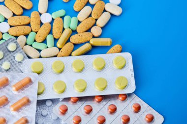 Hapları arka plan. Çeşitli ilaç tablet ve hapları farklı renk çeşitli. Sağlık